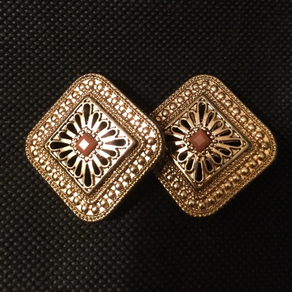2 for $15🎈 2 Pairs of CLIP ON earrings. - Picture 2 of 5